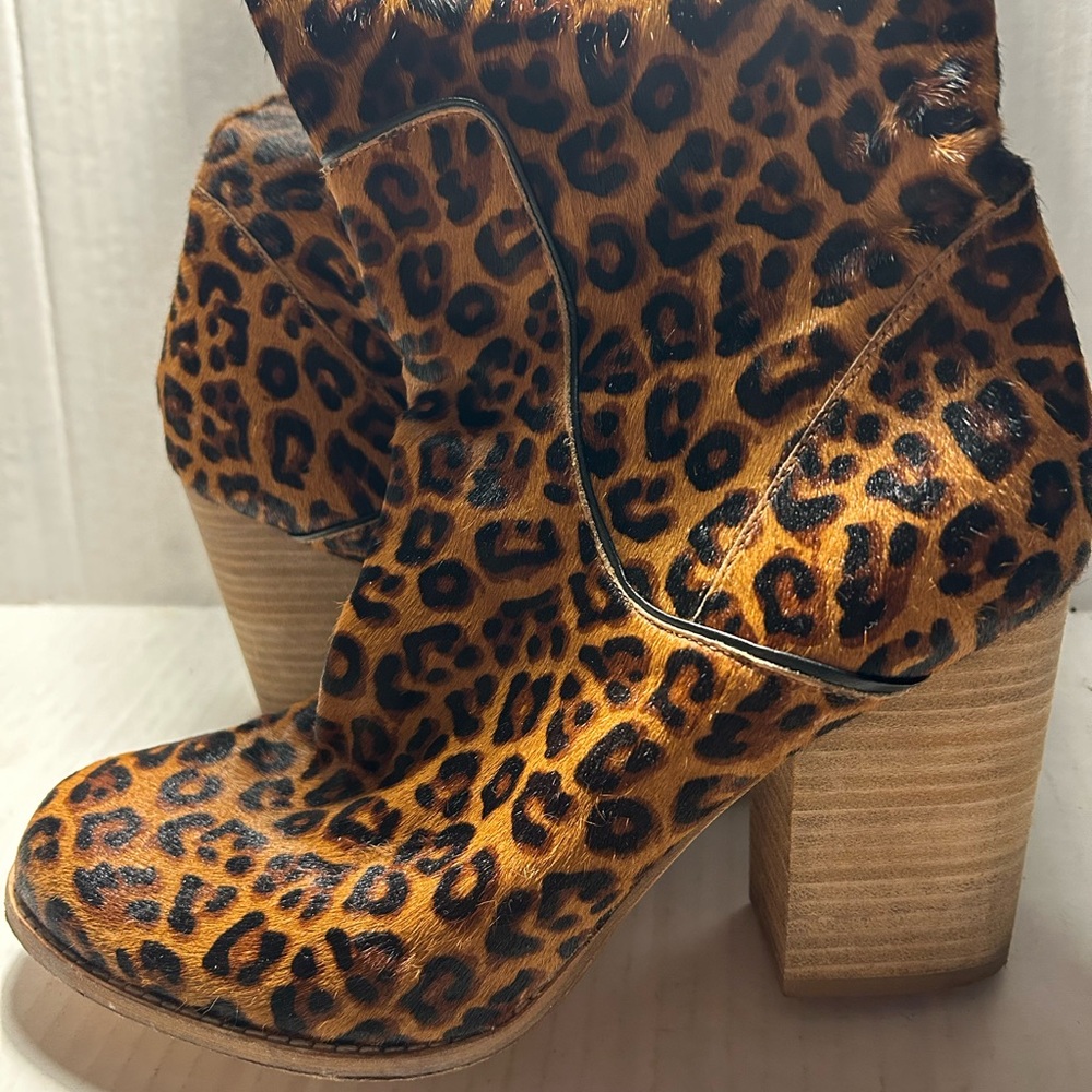 Woman’s Bill Blass size 10 leopard print leather zippered heeled boots - Picture 2 of 15